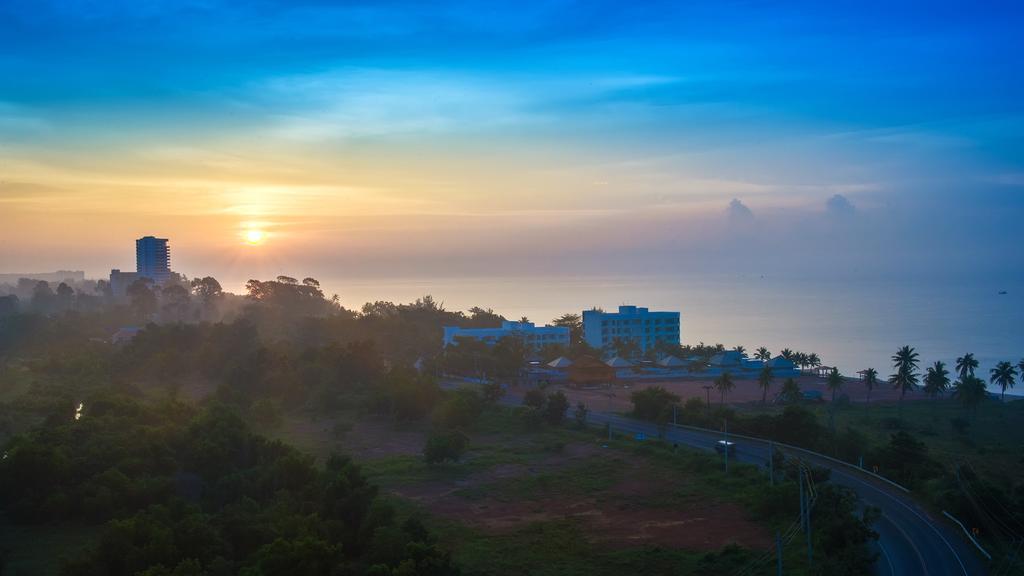 The Oriental Beach Resort Районг Экстерьер фото