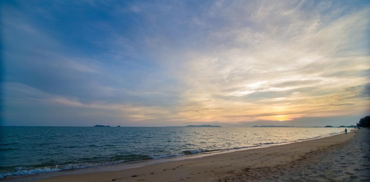 The Oriental Beach Resort Районг Экстерьер фото